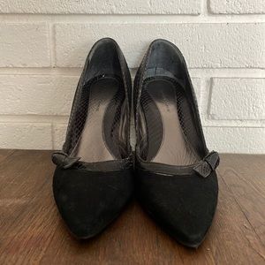 Black suede heels. Narrow tip. Trims of leather.